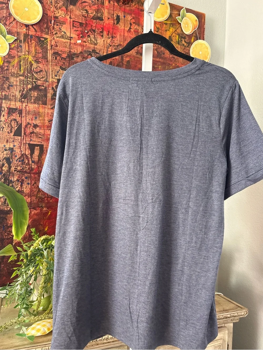 Men’s Short Sleeve Henley Tee in Heather Gray. NWT